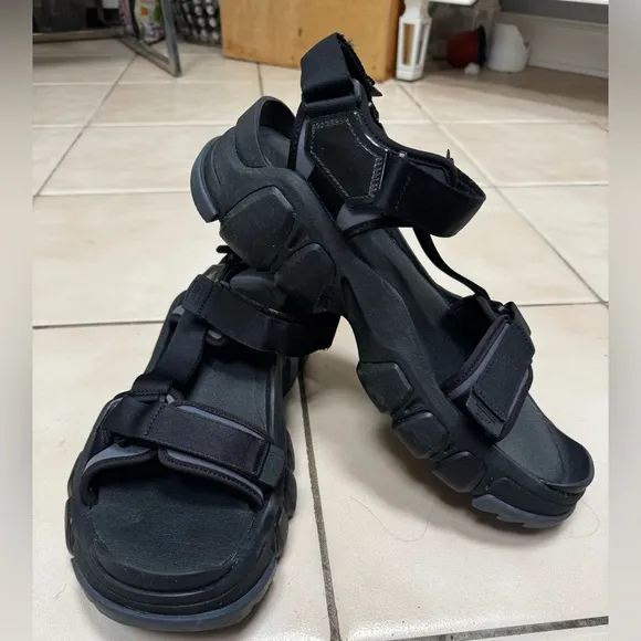 Onitsuka Tiger Dentigre Black Belted Sandals in Size 11