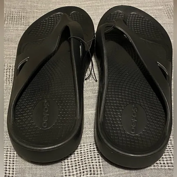 Oofos original recovery black flip flop sandal NWT. Unisex. Multiple sizes