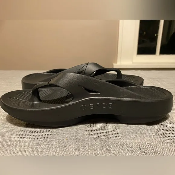 Oofos original recovery black flip flop sandal NWT. Unisex. Multiple sizes