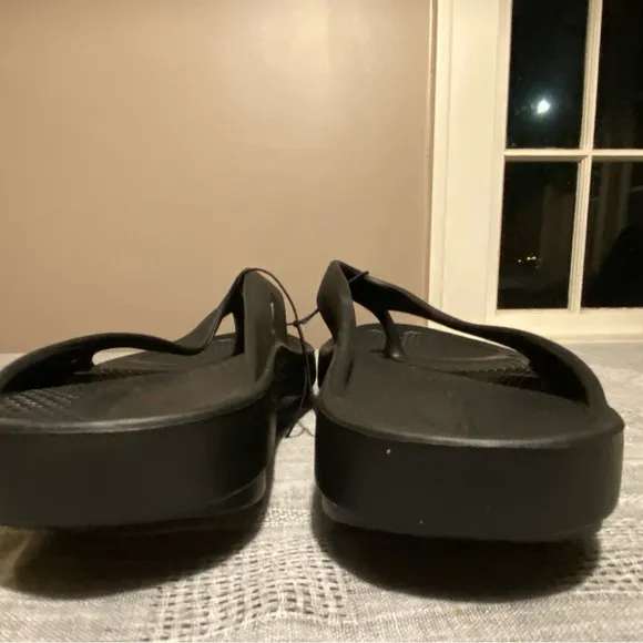 Oofos original recovery black flip flop sandal NWT. Unisex. Multiple sizes