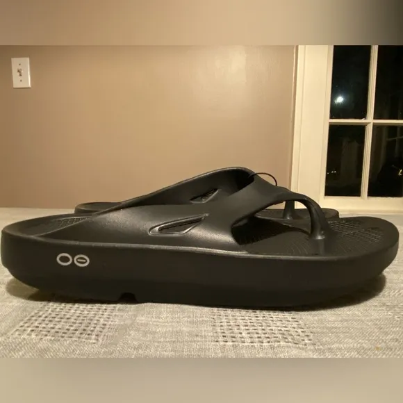 Oofos original recovery black flip flop sandal NWT. Unisex. Multiple sizes