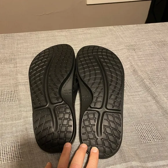 Oofos original recovery black flip flop sandal NWT. Unisex. Multiple sizes