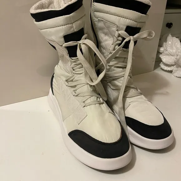 Pajar Canada gorgeous snow boots and sneakers extremely is soft and warm .