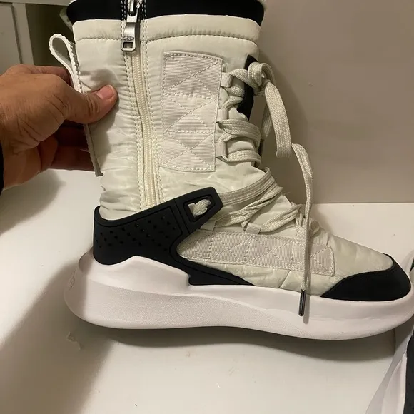 Pajar Canada gorgeous snow boots and sneakers extremely is soft and warm .