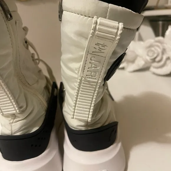 Pajar Canada gorgeous snow boots and sneakers extremely is soft and warm .