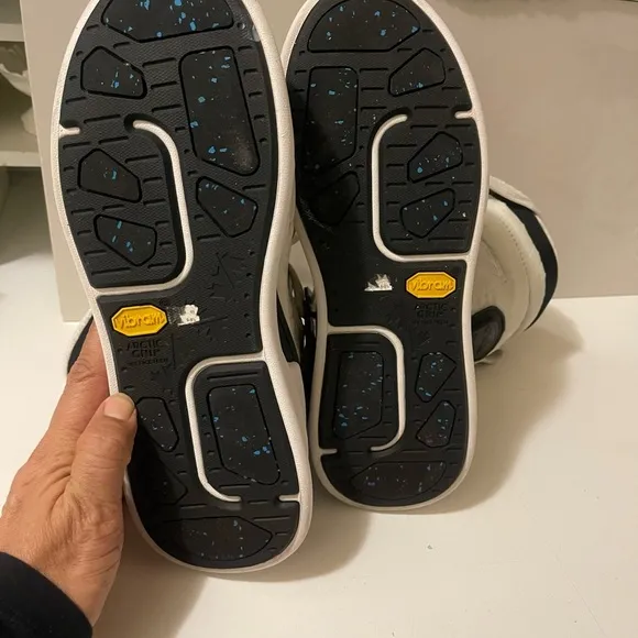 Pajar Canada gorgeous snow boots and sneakers extremely is soft and warm .