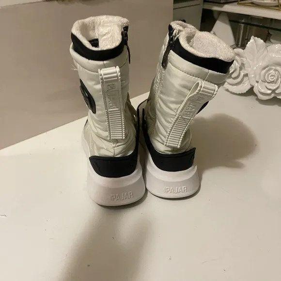 Pajar Canada gorgeous snow boots and sneakers extremely is soft and warm .