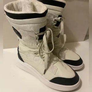 Pajar Canada gorgeous snow boots and sneakers extremely is soft and warm .