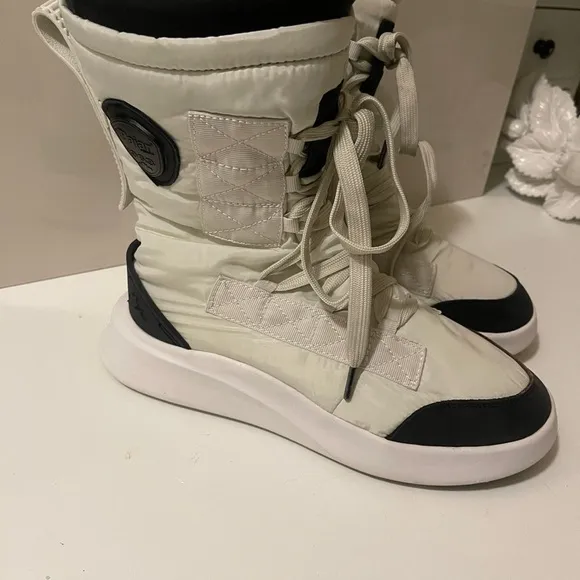Pajar Canada gorgeous snow boots and sneakers extremely is soft and warm .