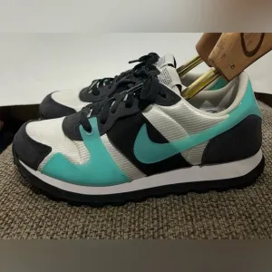 Really Cute, NIKE V-LOVE O.X. Hyper Jade White AR4269-100 Women Size 9