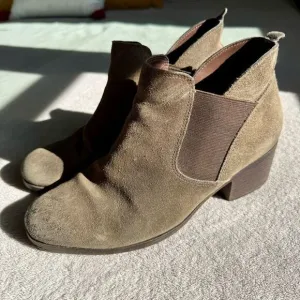 Rockport Women’s Dani Grey Suede Chelsea Ankle Boots