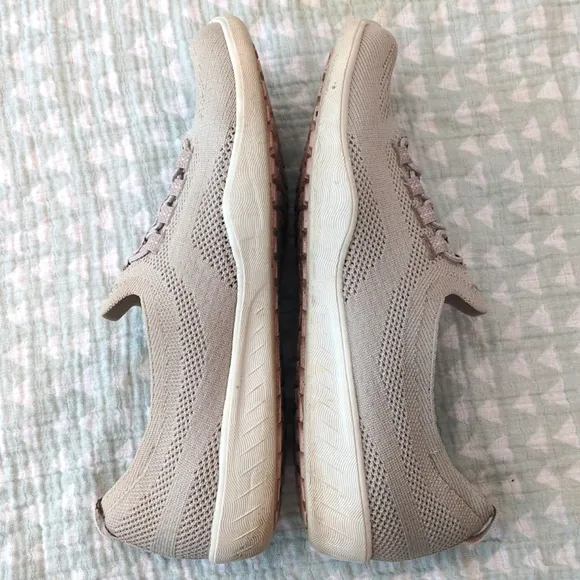 Skechers Tan/Gray Slip-On Sneakers with Knit Upper Women's size 7.5  LIKE NEW!!