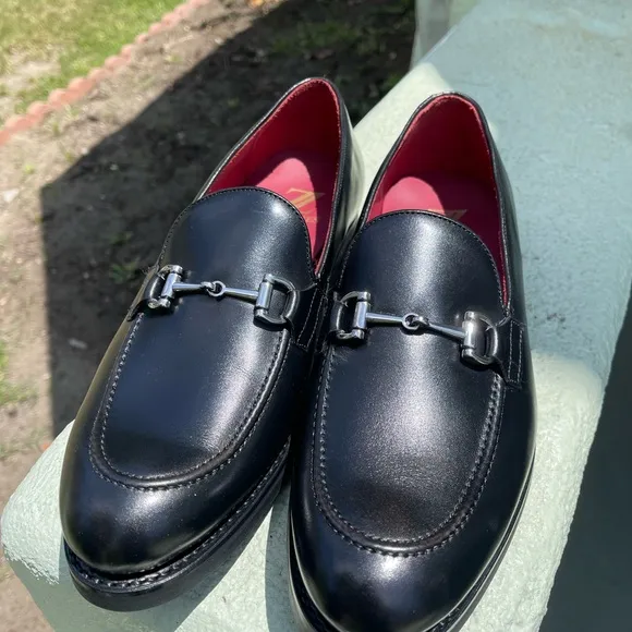 Sleek Black Leather Slip-On Loafers with Horsebit Detail