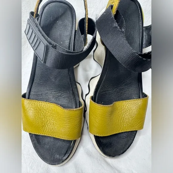 SOREL Women’s Kinetic Impact Leather Sandals size 9