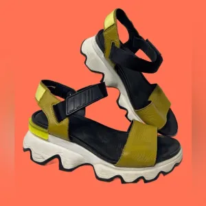 SOREL Women’s Kinetic Impact Leather Sandals size 9
