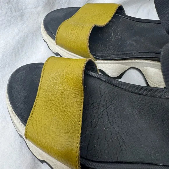 SOREL Women’s Kinetic Impact Leather Sandals size 9
