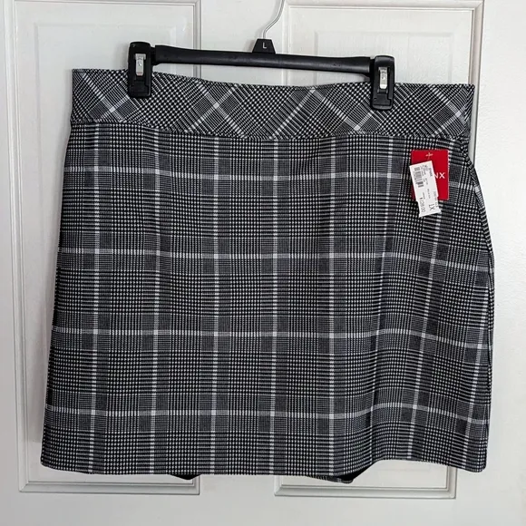 Spanx Black and White Plaid Skirt With Built In Shorts Size 1X
