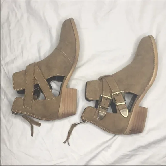 Steve Madden “CLinge” boots in tan