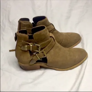 Steve Madden “CLinge” boots in tan