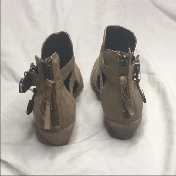 Steve Madden “CLinge” boots in tan