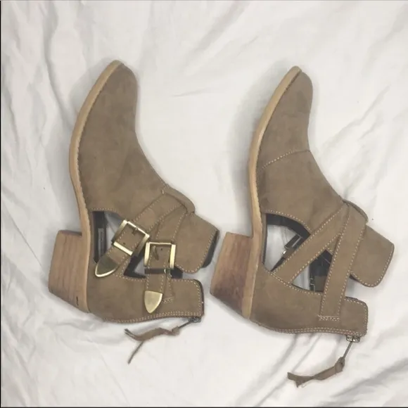 Steve Madden “CLinge” boots in tan