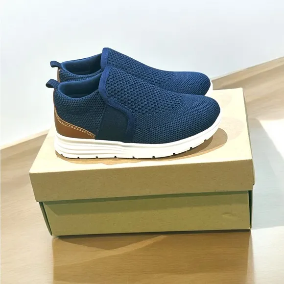 Steve Madden Kids Tkeni Navy Slip-on Sneakers Size 9. New with Box