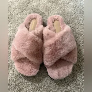 Stuart Weitzman Slides