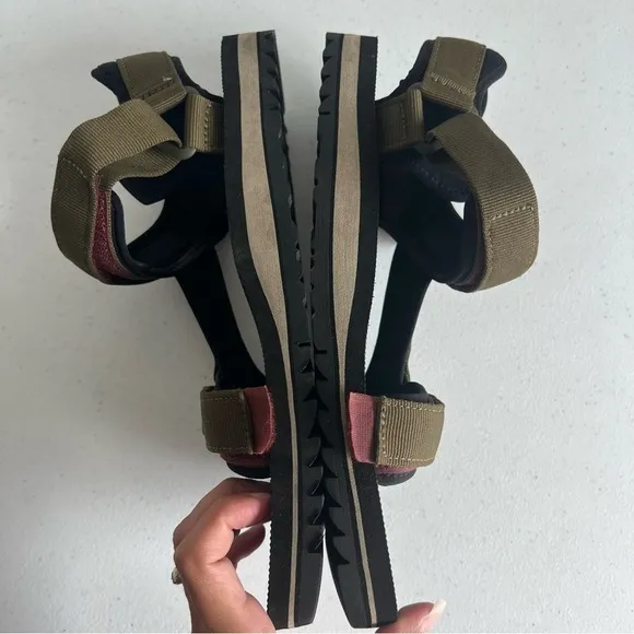 Teva Men’s Universal Trail Sandal size 11 olive
