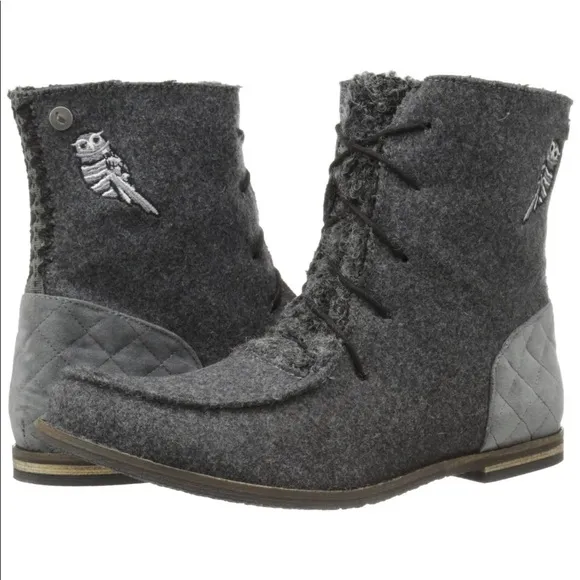 The Sak Grey Felt Boots with Owl Logo Sz 8.5 NEW