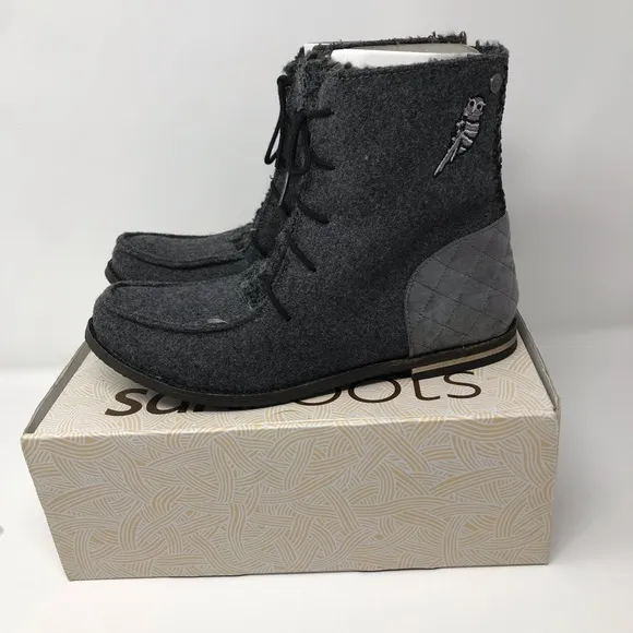 The Sak Grey Felt Boots with Owl Logo Sz 8.5 NEW