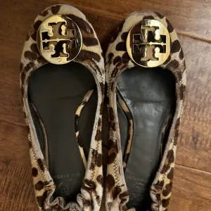 TORY BURCH fur tiger print flats