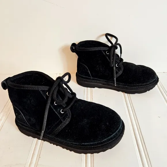 UGG Boots Kids Size 1 Neumel II Black Suede Chukka Ankle Shoes Girls Boys