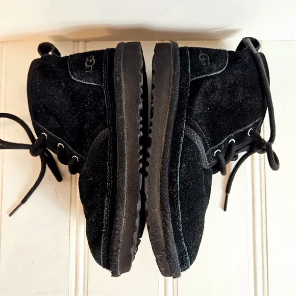UGG Boots Kids Size 1 Neumel II Black Suede Chukka Ankle Shoes Girls Boys
