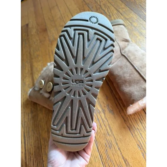Ugg Boots Style 1873 Bailey Button Triplet Tan Womens Size 9 EUC