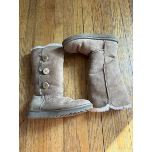 Ugg Boots Style 1873 Bailey Button Triplet Tan Womens Size 9 EUC