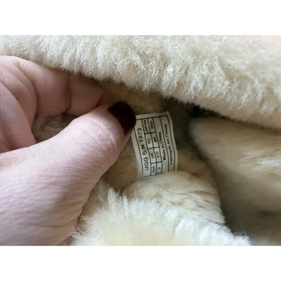 Ugg Boots Style 1873 Bailey Button Triplet Tan Womens Size 9 EUC