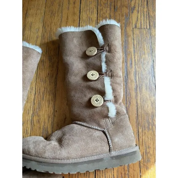 Ugg Boots Style 1873 Bailey Button Triplet Tan Womens Size 9 EUC
