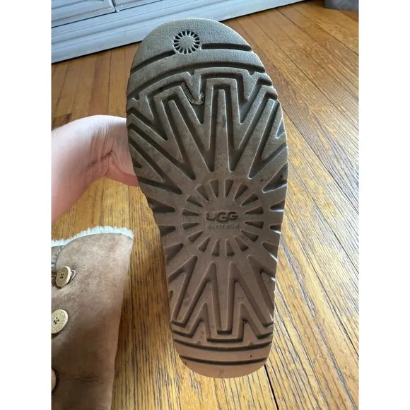 Ugg Boots Style 1873 Bailey Button Triplet Tan Womens Size 9 EUC
