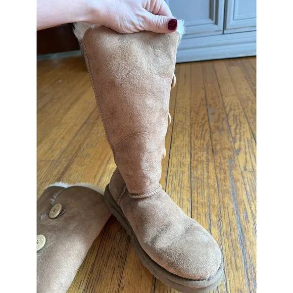 Ugg Boots Style 1873 Bailey Button Triplet Tan Womens Size 9 EUC