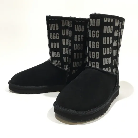 UGG CLASSIC SHORT II UGG LOGO GRAPHIC BOOTS -BLACK SUEDE -WOMEN US 7 -NEW