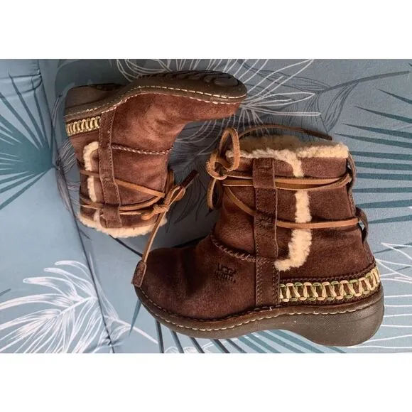 UGG Cove Suede Embroidered Sheepskin Shearling Moccasin Tie Ankle Boot sz 6