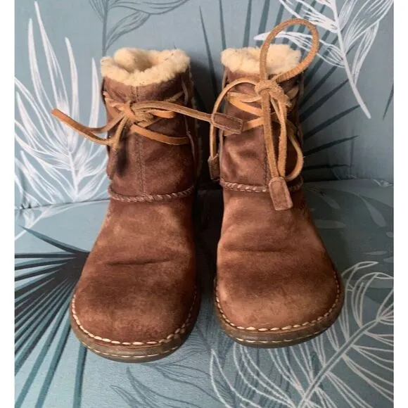 UGG Cove Suede Embroidered Sheepskin Shearling Moccasin Tie Ankle Boot sz 6