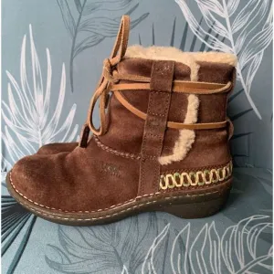 UGG Cove Suede Embroidered Sheepskin Shearling Moccasin Tie Ankle Boot sz 6