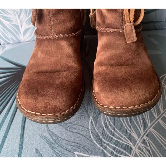 UGG Cove Suede Embroidered Sheepskin Shearling Moccasin Tie Ankle Boot sz 6