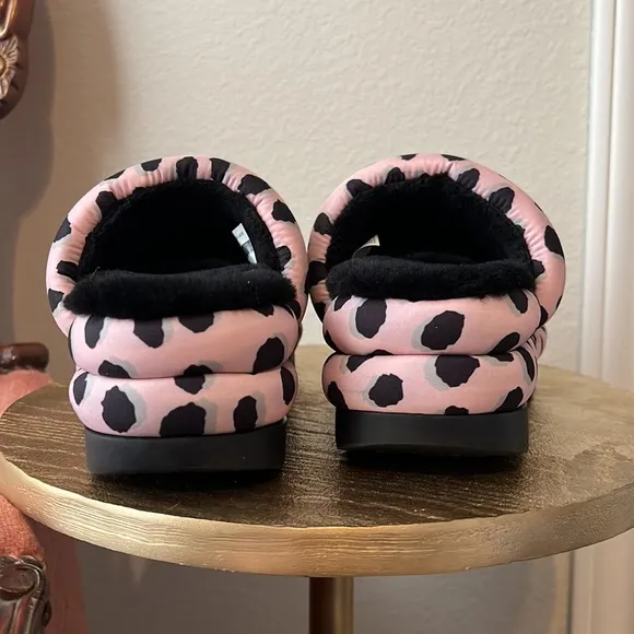 UGG Maxi Slides, pink leopard platform puff, black lambs wool, size 7 women’s