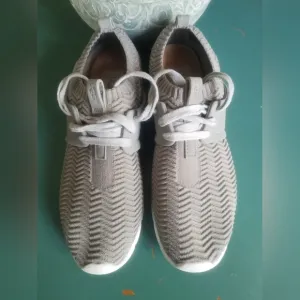 UGG Willows Grey Knit/Nubuck Sneakers Women size 7