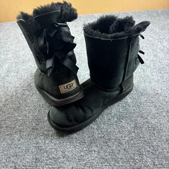 UGG Women’s Black Bailey Bow II Boots size: 6