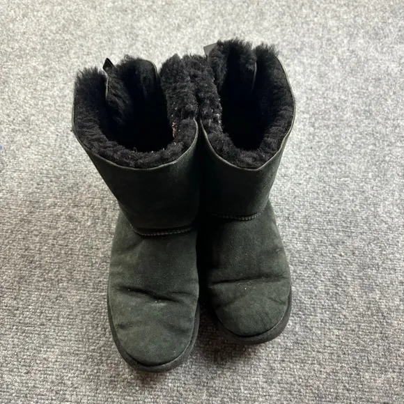UGG Women’s Black Bailey Bow II Boots size: 6