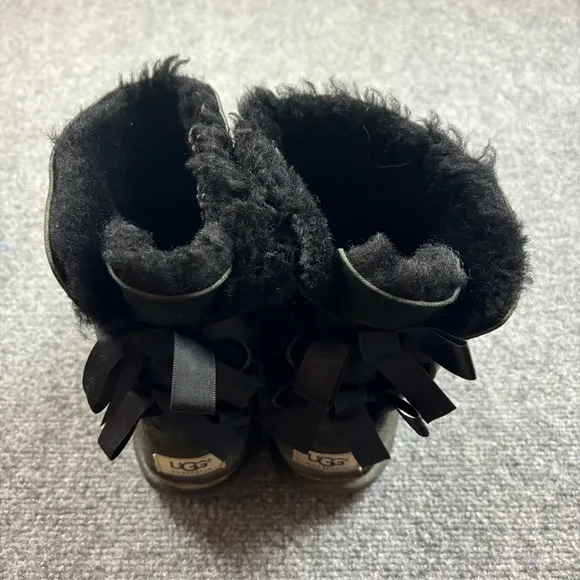 UGG Women’s Black Bailey Bow II Boots size: 6