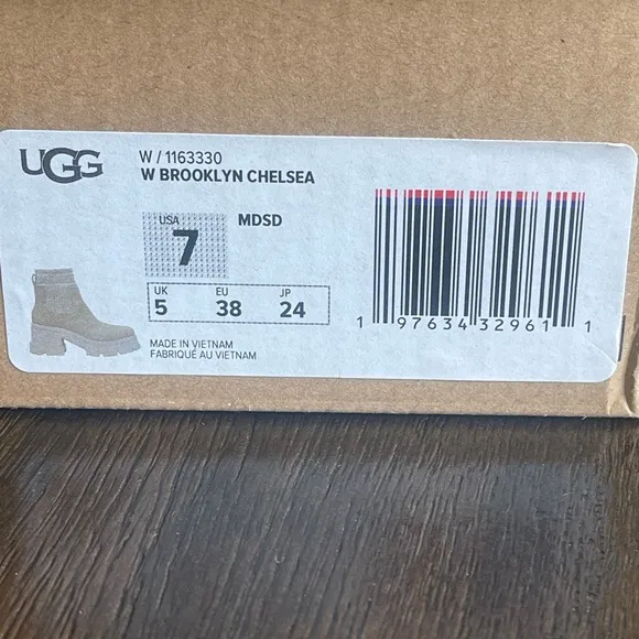 UGG Women's Brooklyn Chelsea Style Pull On Chunky Sole Boots